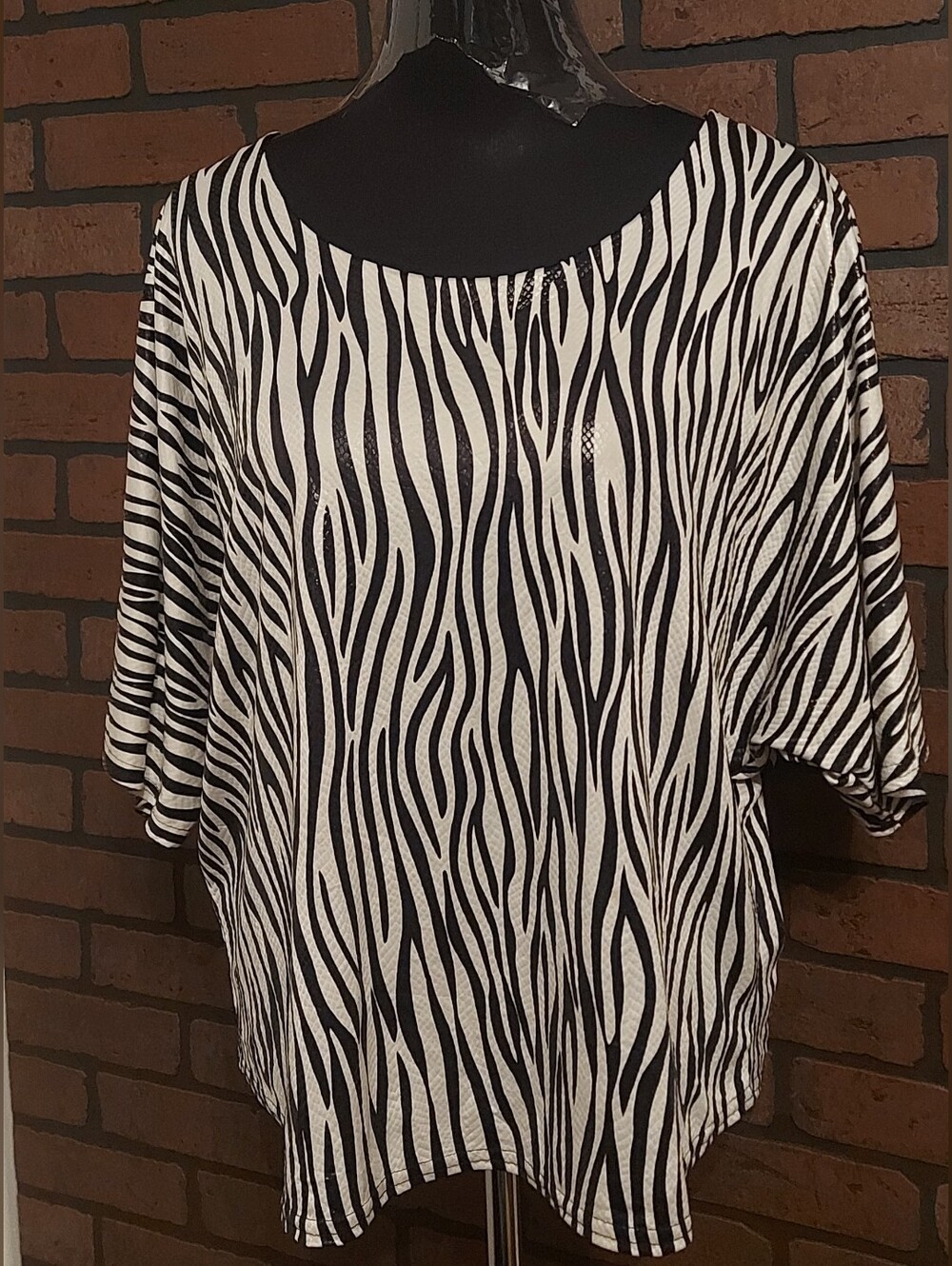 Axange Paris Zebra Print Cutout Keyhole Back Top TU - Picture 4 of 14